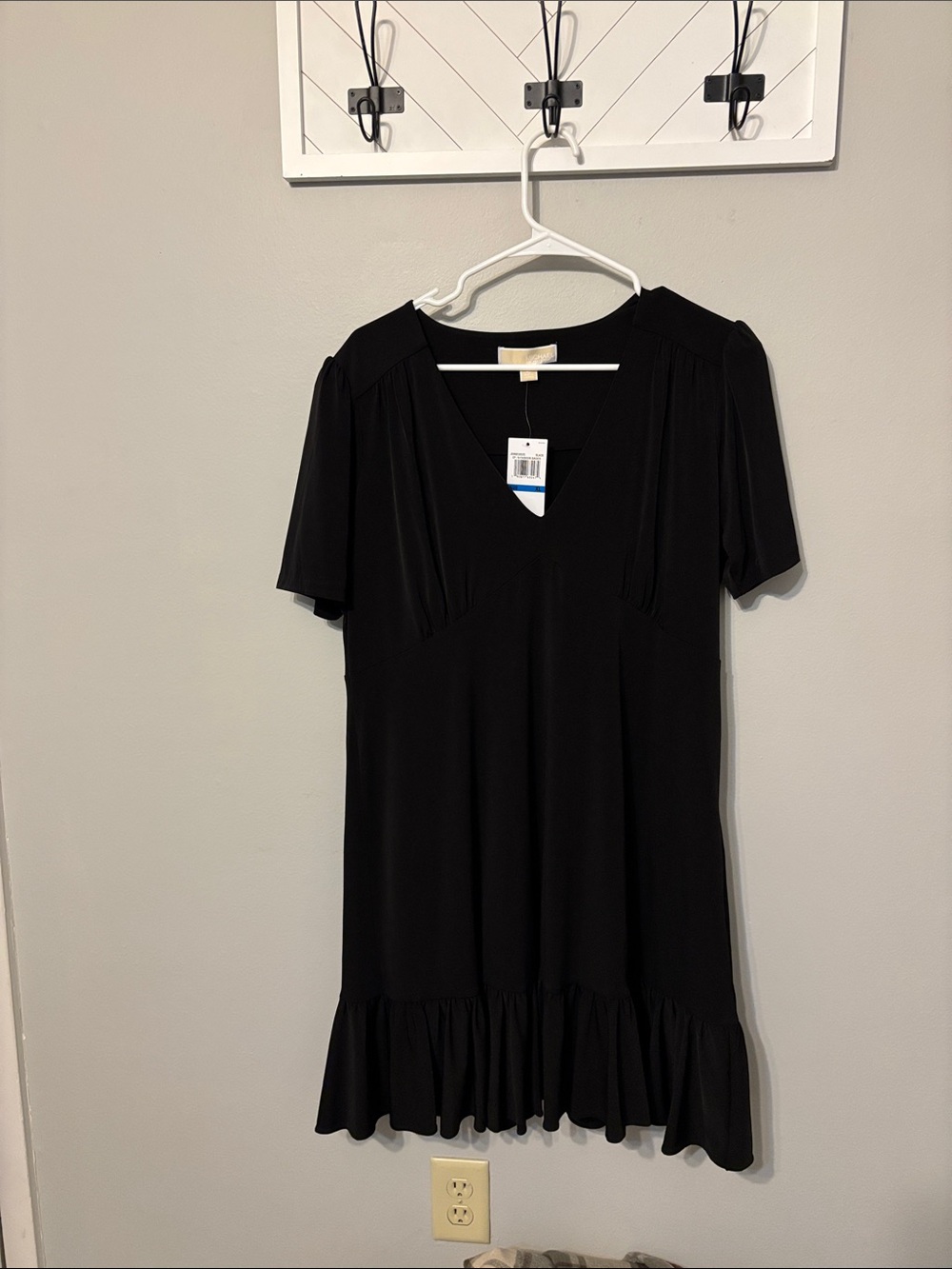 MICHAEL Michael Kors Black V-Neck Short Sleeve Ruffle-Hem Dress